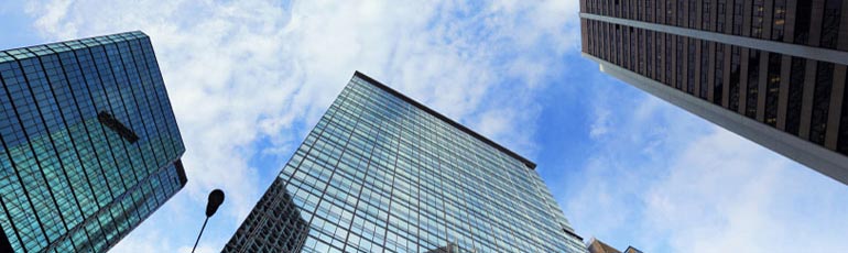 rascacielos como estos son a menudo la fuente de clientes para los abogados de litigios comerciales