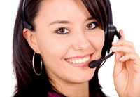 operadora de servicio al cliente sosteniendo un auricular.