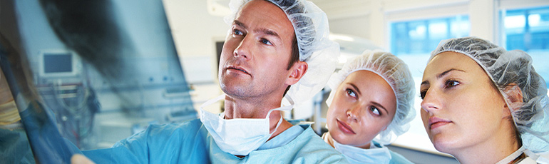 doctores mirando una radiografía