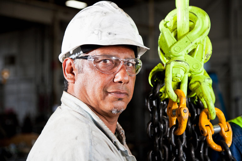 trabajador en la factoria